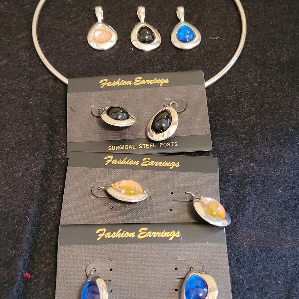 Silver collar with interchangeable pendants and matching fish hook earrings